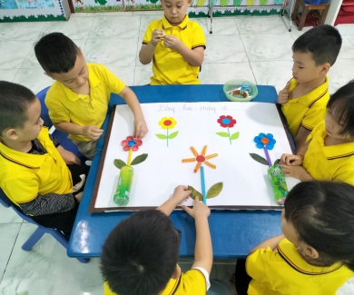  Lớp 5 tuổi C Trường MN Hoa Mai thể hiện tình cảm tri ân, lòng biết ơn sâu sắc tới quý thầy cô giáo qua hoạt động tạo hình với đề tài: "Bông Hoa Mừng Cô".